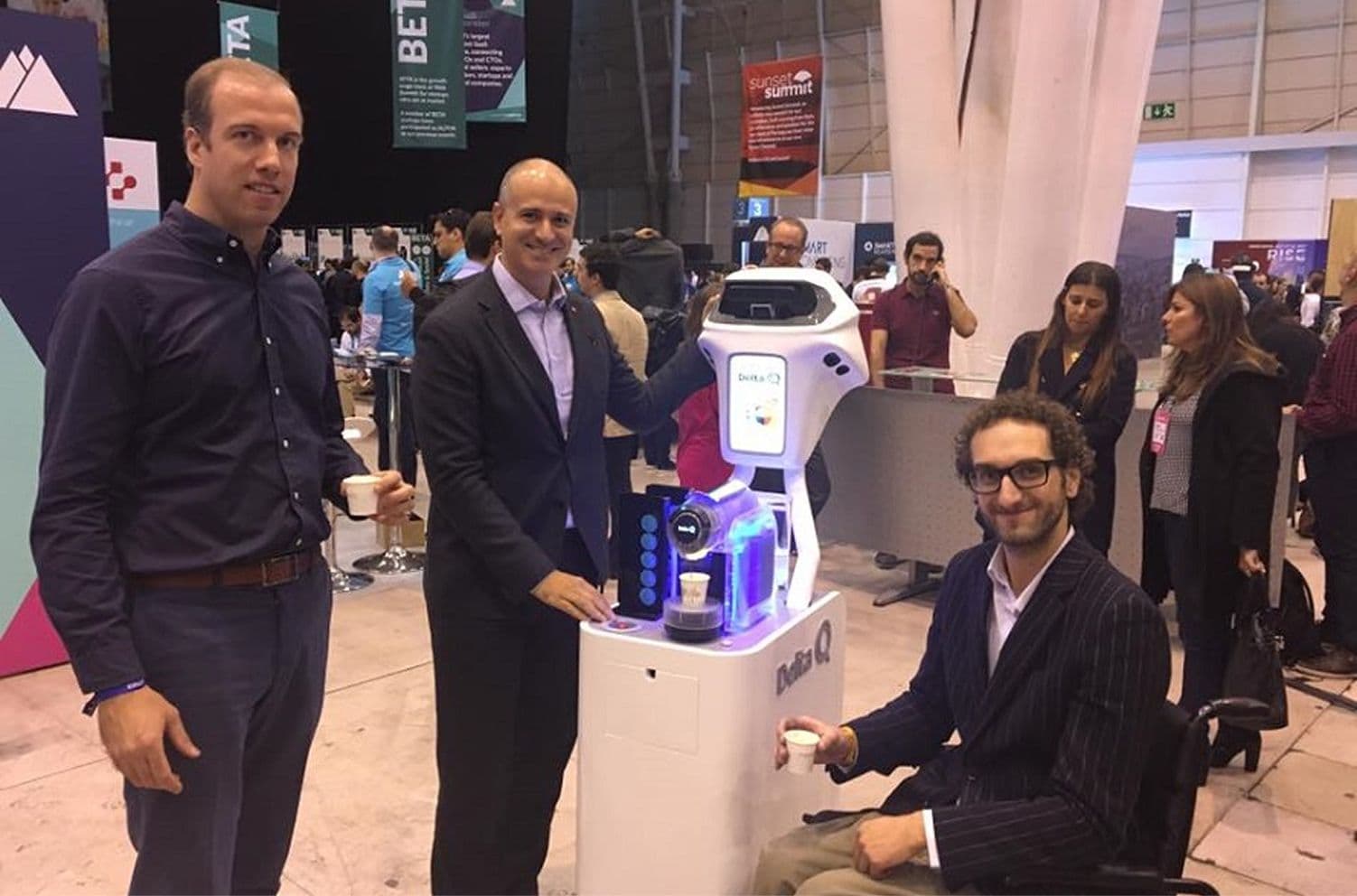 Rui Miguel Nabeiro demonstrating how the Qoffe Qar robot works.
