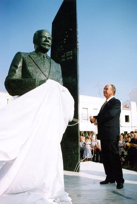 On 15 August 1998, the statue of Rui Nabeiro is unveiled on Avenida da Liberdade