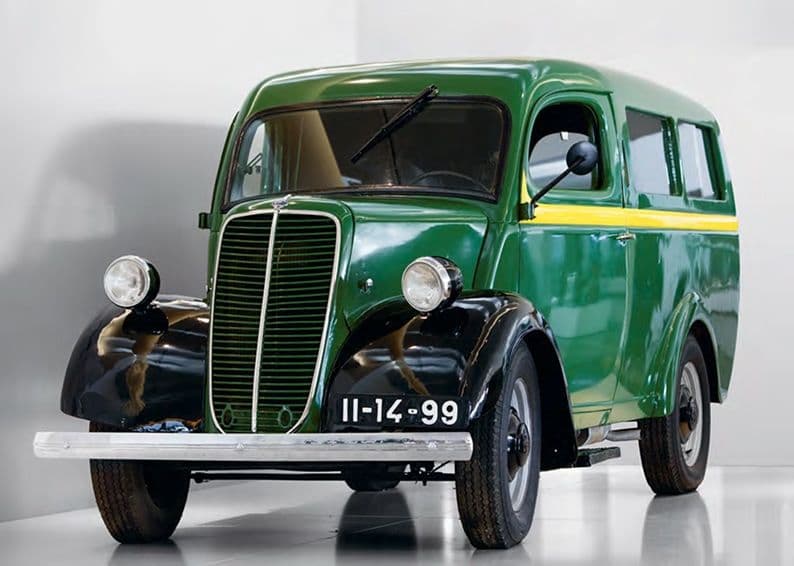 Green and yellow Ford Fordson, on display at the Centro de Ciência do Café.