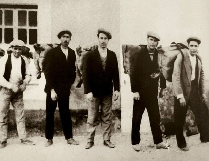 With sacks on their backs, loaded with coffee, the smugglers cross the border from Spain. Joaquim dos Santos Nabeiro is the third in the photo.